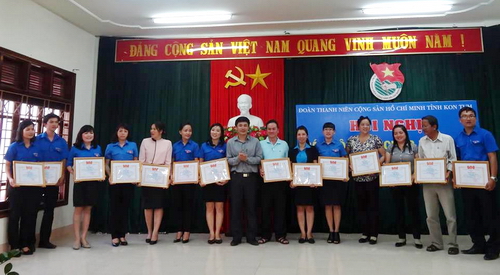 Đồng chí Huỳnh Quốc Huy - Bí thư Tỉnh Đòa trao khen thưởng cho các cá nhân đạt danh hiệu chiến sỹ thi đua cấp cơ sở